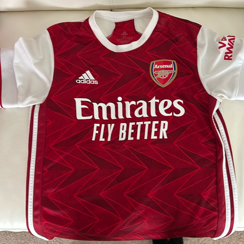 Fly emirates Arsenal jersey like new. Size M